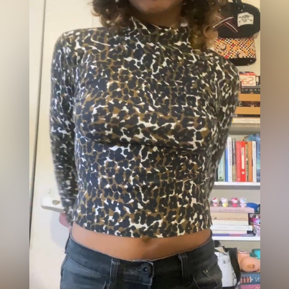Thin leopard print long sleeve mock neck shirt